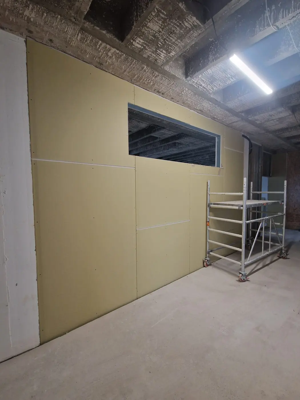 Fertig beplankte Wand mit Glasausschnitt