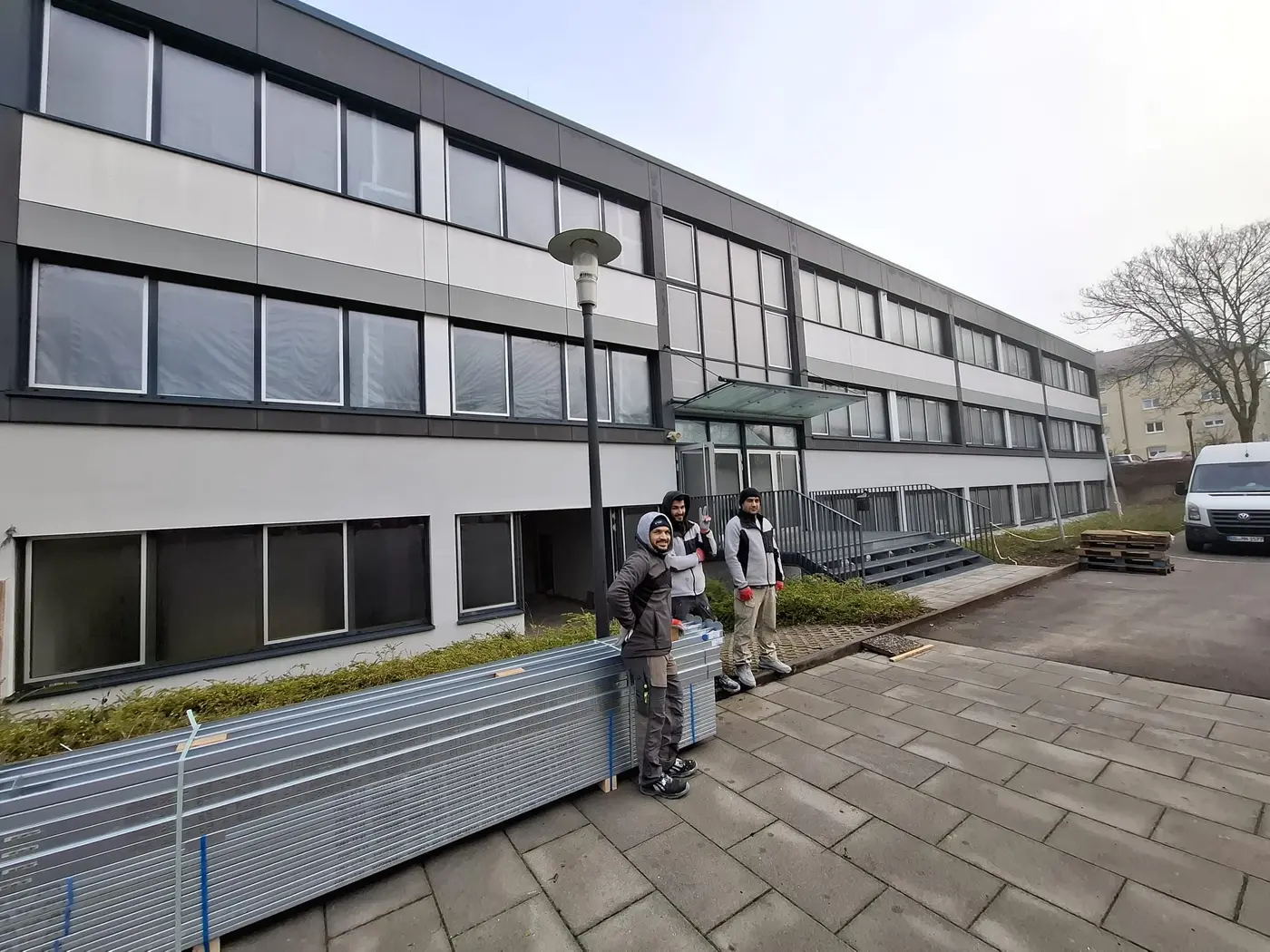 Materialanlieferung vor der Schule