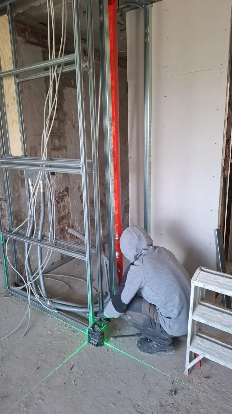Ständerwerk wird mit Laser ausgerichtet